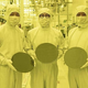 Empleados de Samsung con obleas de 3nm en la línea de producción del campus de Samsung Electronics Hwaseong.